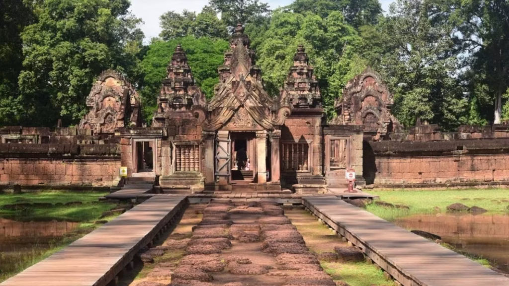 Banteay Srei Temple — Pink Sandstone & Fine Carvings Guide
